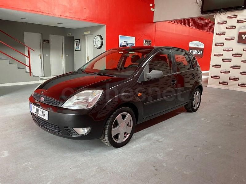 Usado Ford Fiesta Trend 100 CV (73 kW) 2004 Negro Utilitario