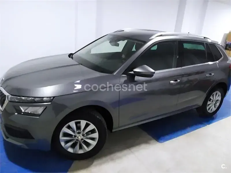 Usado Skoda Kamiq Style 110 CV (80 kW) 2022 Gris / plata SUV