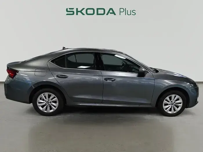 Usado Skoda Octavia Selection 150 CV (110 kW) 2025 Gris / plata Berlina
