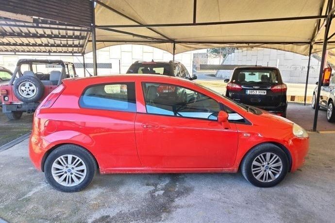 Usado Fiat Punto Dynamic 86 CV (63 kW) 2006 Rojo Utilitario