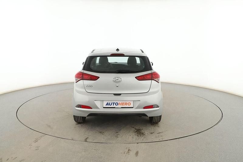 Usado Hyundai i20 101 CV (74 kW) 2018 Gris Berlina