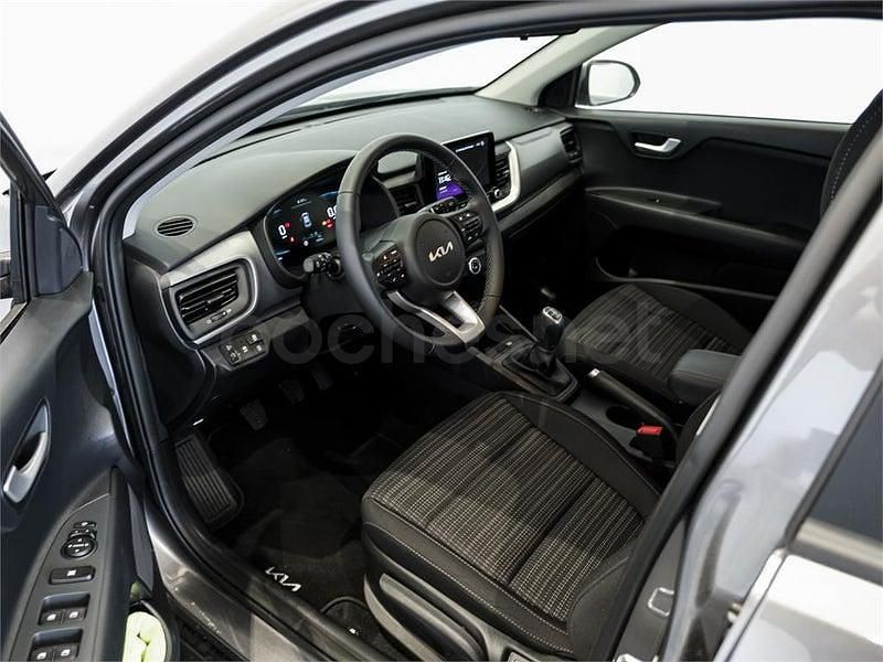 Usado Kia Stonic 101 CV (74 kW) 2025 Gris / plata SUV