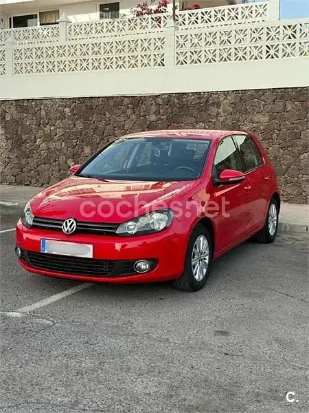 Usado VW Golf VII 105 CV (77 kW) 2012 Rojo Berlina