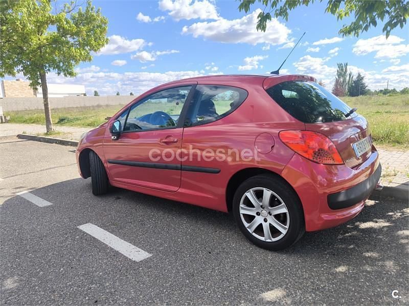 Usado Peugeot 207 Premium 90 CV (66 kW) 2007 Rojo Berlina
