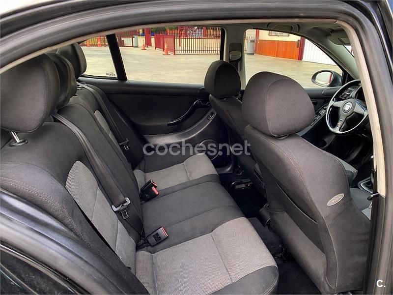 Usado Seat Leon Sport 150 CV (110 kW) 2004 Negro Utilitario
