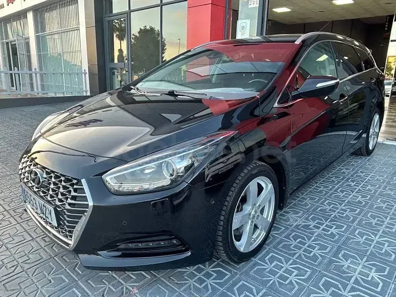 Usado Hyundai i40 136 CV (100 kW) 2019 Negro Familiar