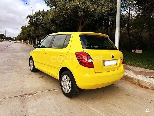 Usado Skoda Fabia Style 85 HP (62 kW) 2010 Amarelo Sedan