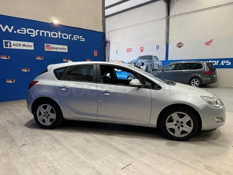 Usado Opel Astra Enjoy 110 CV (80 kW) 2010 Gris / plata Berlina