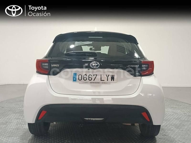 Usado Toyota Yaris Hybrid Active 116 CV (85 kW) 2022 Blanco Berlina