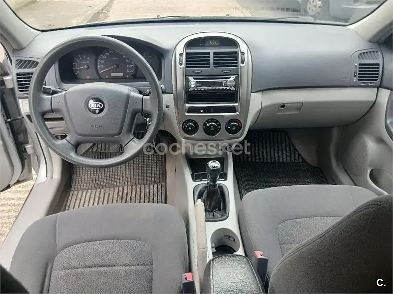 Usado Kia Cerato LX 102 CV (75 kW) 2006 Gris / plata Berlina
