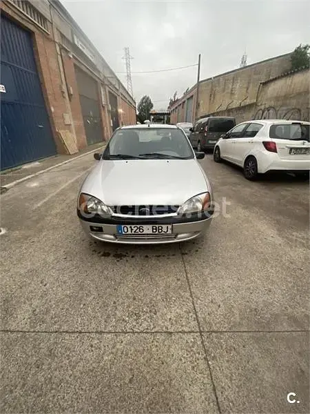 Usado Ford Fiesta Ambiente 60 CV (44 kW) 2000 Gris / plata Utilitario