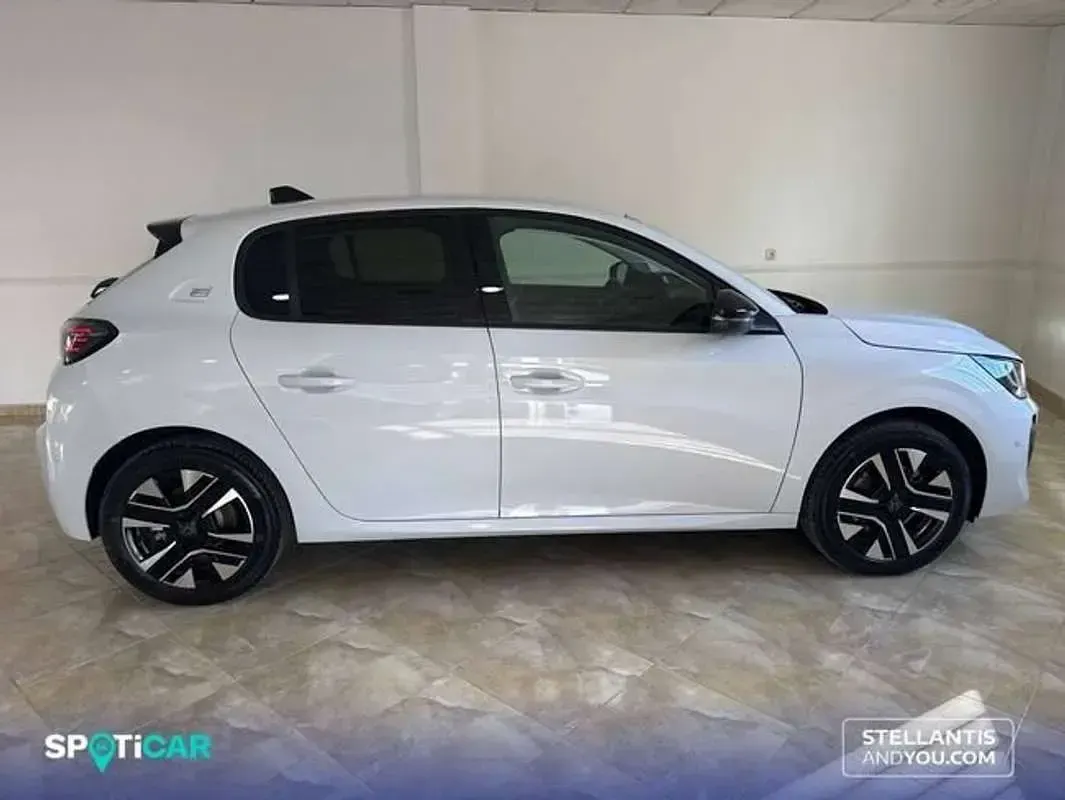 Usado Peugeot e-208 Allure 114 kW (156 CV) 2025 Blanco Utilitario