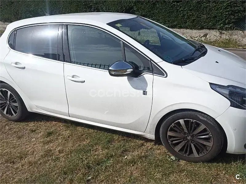 Usado Peugeot 208 110 CV (80 kW) 2018 Blanco Utilitario