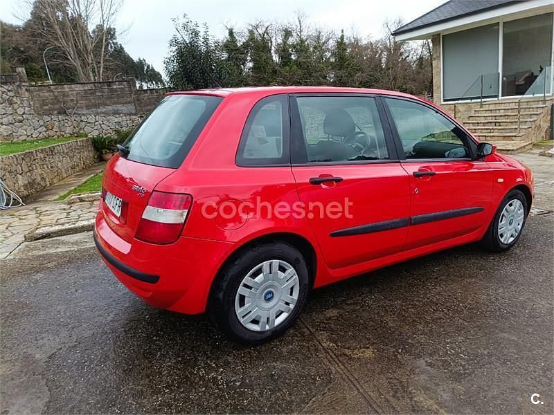Usado Fiat Stilo Active 80 CV (58 kW) 2003 Rojo Berlina