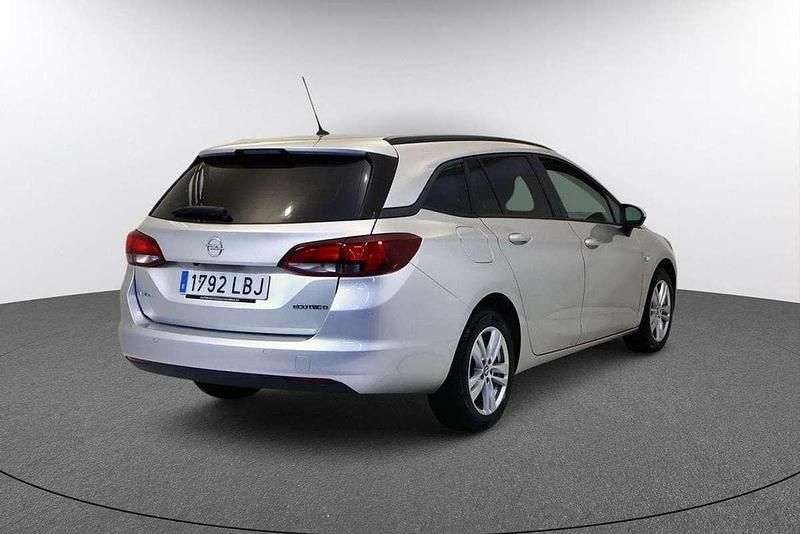 Usado Opel Astra Selective 110 HP (80 kW) 2019 Prateado Citadino