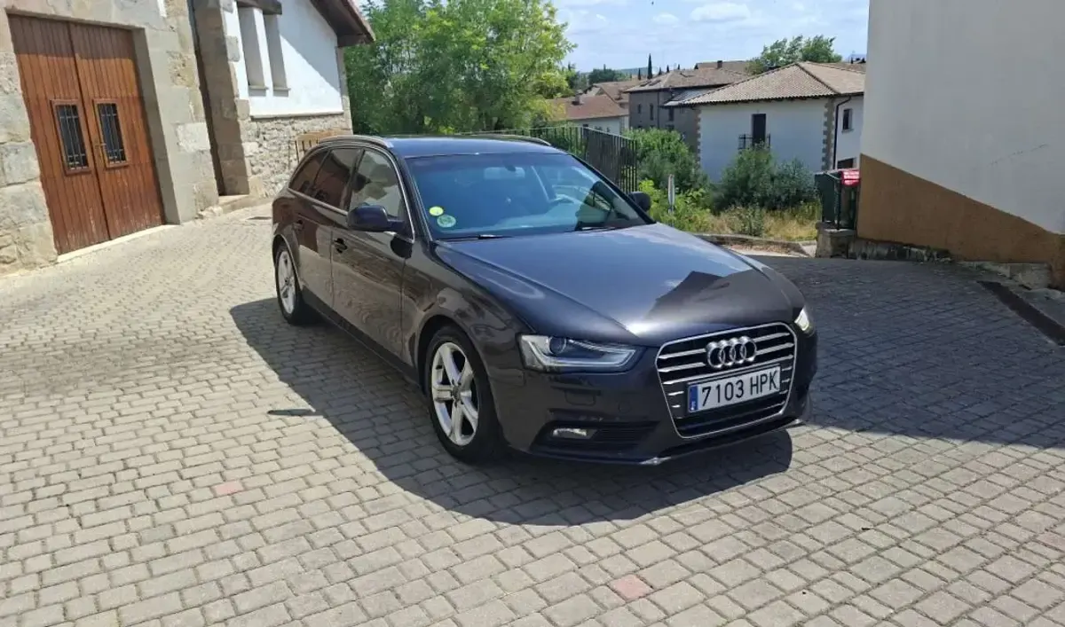 Usado Audi A4 136 CV (100 kW) 2013 Negro Familiar