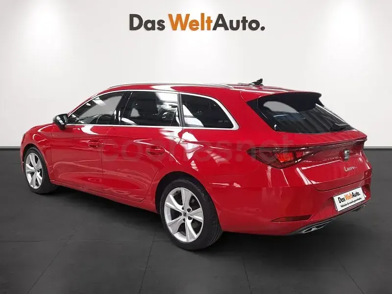 Usado Seat Leon FR 150 CV (110 kW) 2023 Rojo Familiar