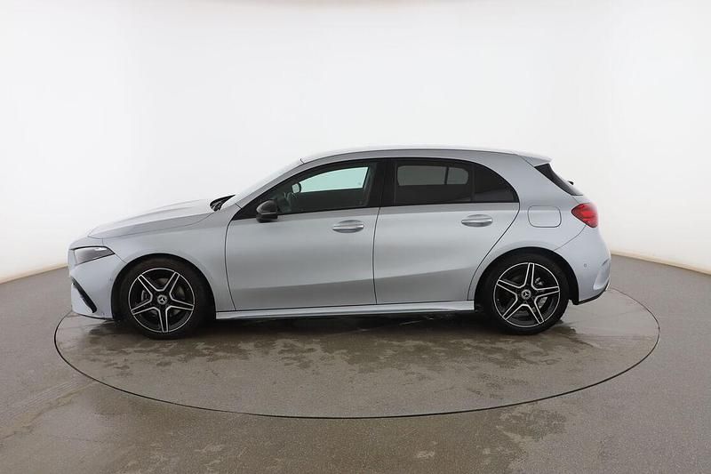 Usado Mercedes A180 AMG line 136 CV (100 kW) 2025 Gris Utilitario