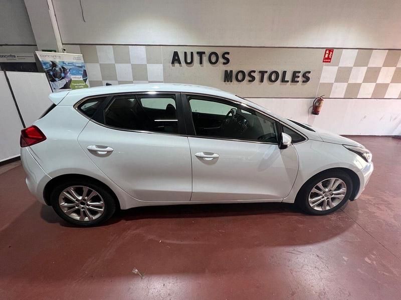 Blanco Usado 2013 Kia Ceed Utilitario | 7250 € (Caro) - Imagen 1/4