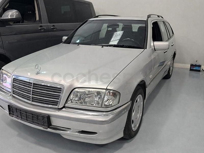 Usado Mercedes C180 Elegance 129 CV (94 kW) 2001 Gris / plata Familiar