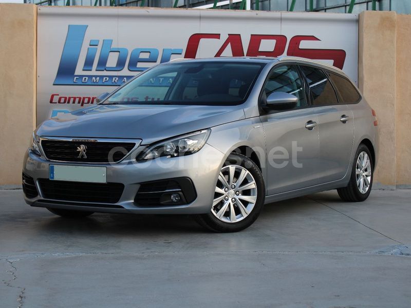 Usado Peugeot 308 Style 100 CV (73 kW) 2020 Gris / plata Familiar