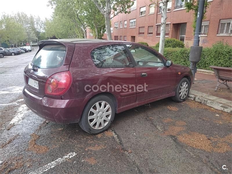 Usado Nissan Almera 98 CV (72 kW) 2004 Granate Berlina