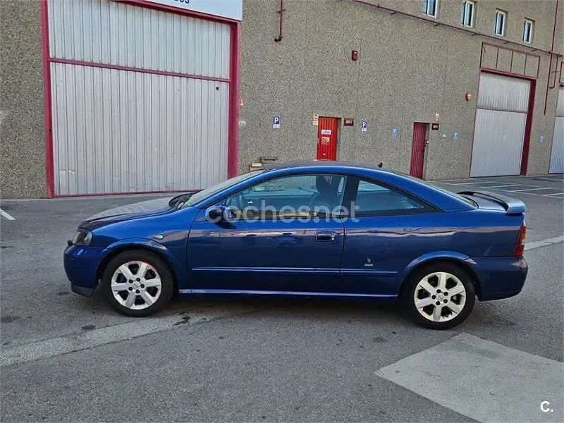 Usado Opel Astra Edition 147 CV (108 kW) 2001 Azul Coupe