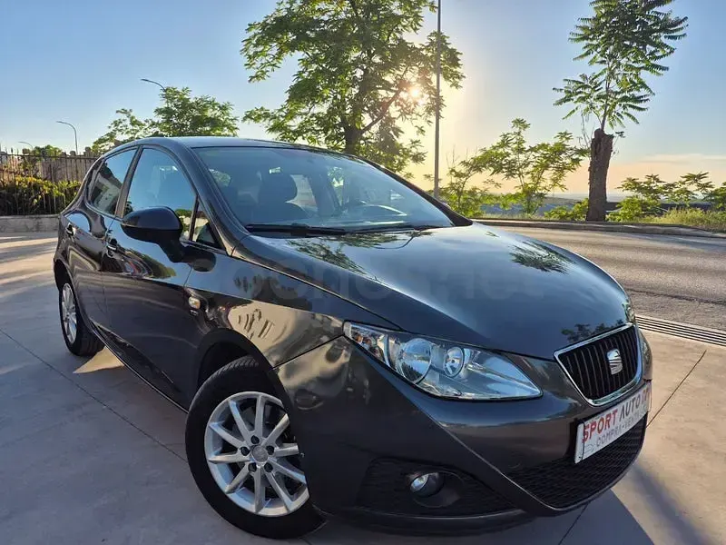 Usado Seat Ibiza Copa 105 CV (77 kW) 2011 Gris / plata Berlina