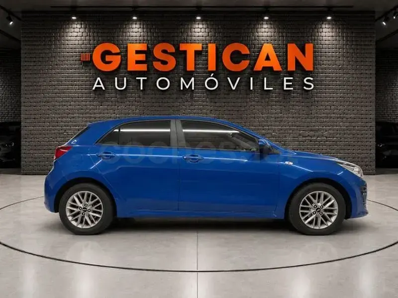 Usado Kia Rio 84 CV (61 kW) 2023 Azul Berlina