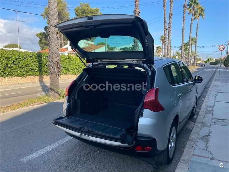 Usado Peugeot 3008 120 CV (88 kW) 2010 Gris / plata Familiar