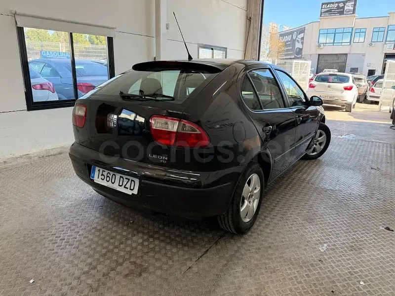 Usado Seat Leon 100 CV (73 kW) 2006 Negro Utilitario