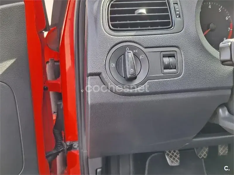 Usado VW Polo 95 CV (69 kW) 2015 Rojo Berlina