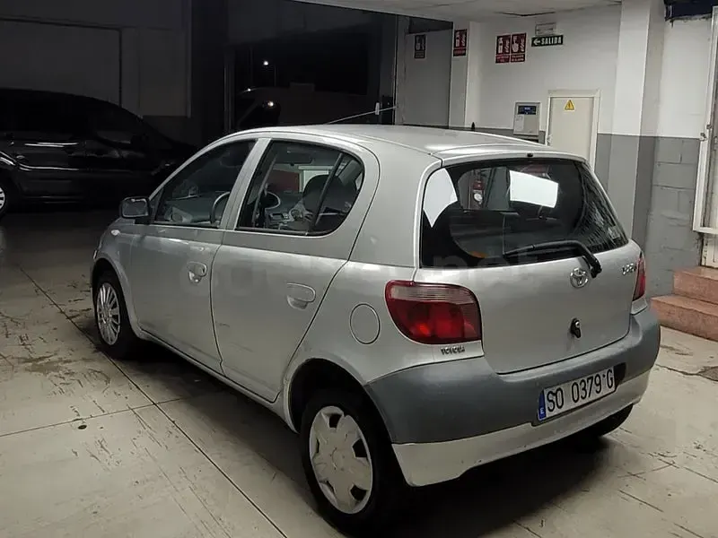 Usado Toyota Yaris Sol 68 CV (50 kW) 1999 Gris / plata Berlina