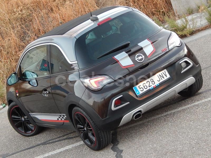 Usado Opel Adam Rocks 87 CV (63 kW) 2016 Granate Utilitario