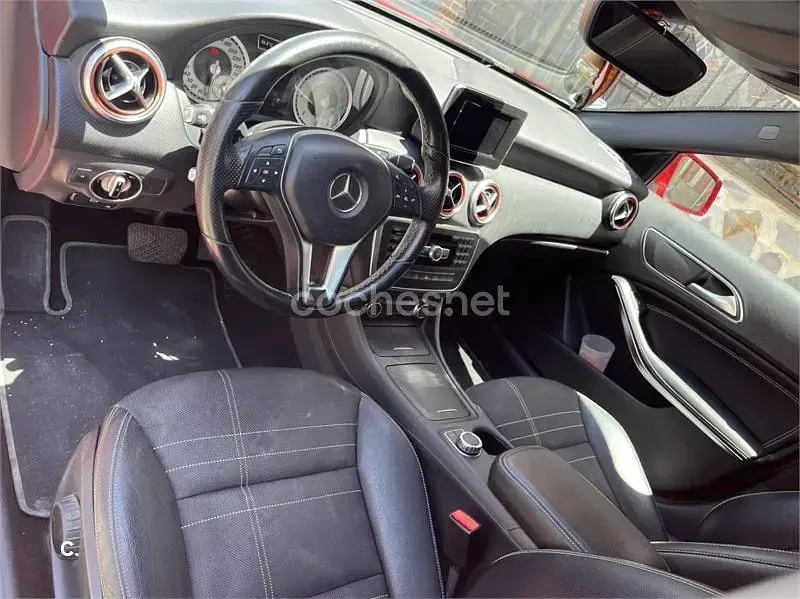 Usado Mercedes A180 Style 109 CV (80 kW) 2015 Rojo Utilitario