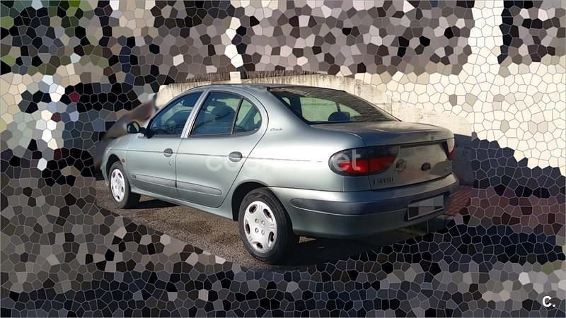 Usado Renault Mégane 90 CV (66 kW) 1997 Gris / plata Berlina