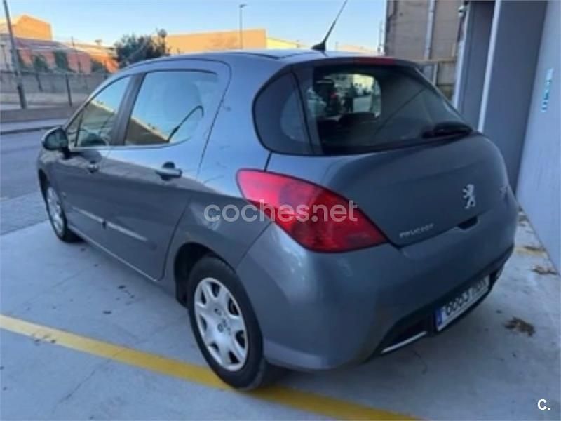 Usado Peugeot 308 120 CV (88 kW) 2011 Gris / plata Berlina