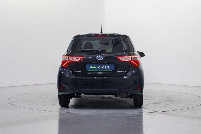 Usado Toyota Yaris Hybrid Active 100 CV (73 kW) 2018 Negro Berlina