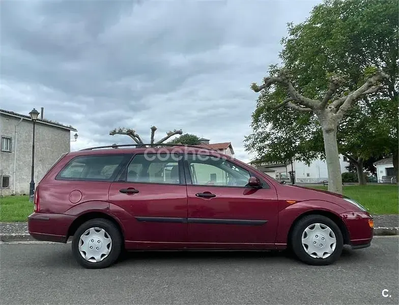 Begagnad Ford Focus Ghia 90 HK (66 kW) 2001 Röd Kombi