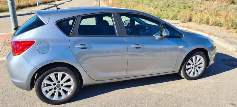 Usado Opel Astra Enjoy 110 CV (80 kW) 2010 Plateado Utilitario