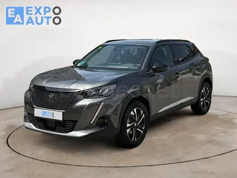 Usado Peugeot 2008 Allure 110 CV (80 kW) 2022 Gris / plata SUV