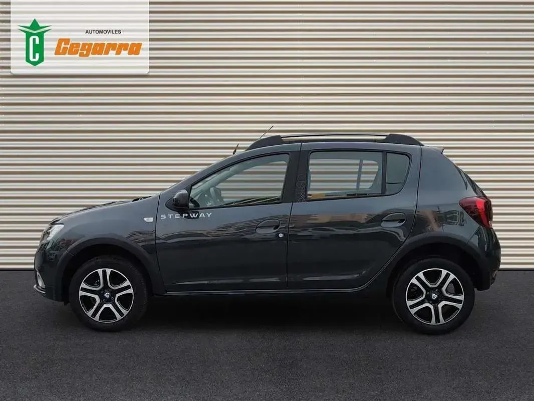 Usado Dacia Sandero Essentiel 101 CV (74 kW) 2020 Negro Utilitario