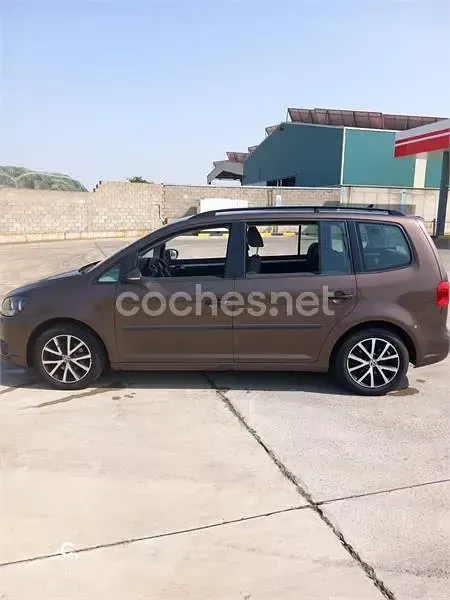 Usado VW Touran Advance 105 CV (77 kW) 2015 Marrón Monovolumen