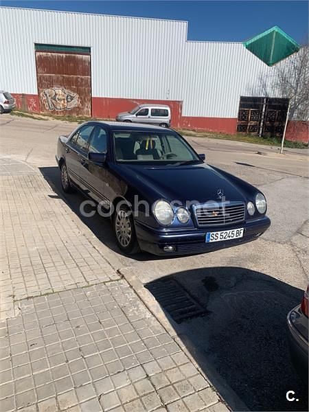 Usado Mercedes E300 Elegance 177 CV (130 kW) 1999 Azul Berlina