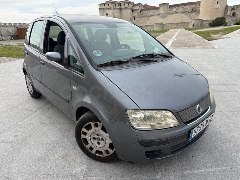 Usado Fiat Idea Emotion 90 CV (66 kW) 2006 Gris / plata Monovolumen