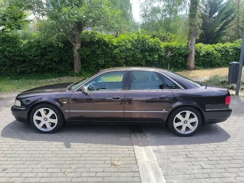 Usado Audi S8 360 CV (264 kW) 2001 Gris / plata Berlina