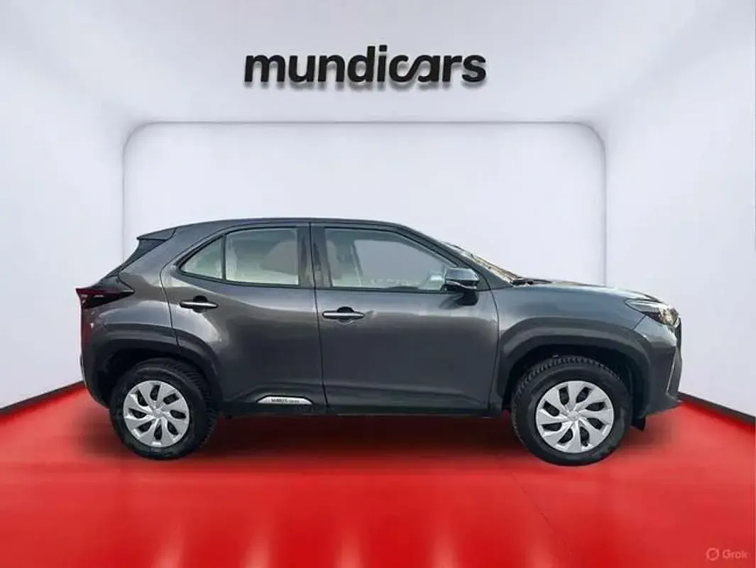 Usado Toyota Yaris Cross Business Edition 116 CV (85 kW) 2023 Gris / plata SUV