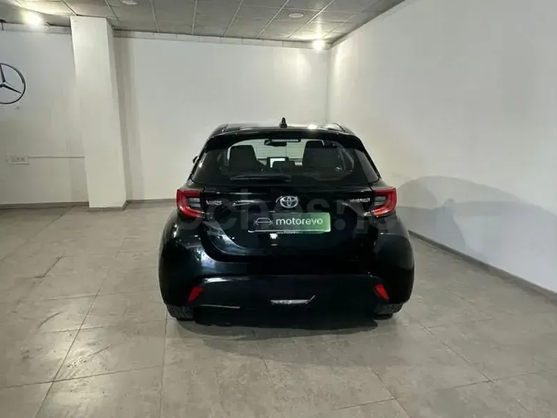 Usado Toyota Yaris Hybrid Active 116 CV (85 kW) 2022 Negro Berlina