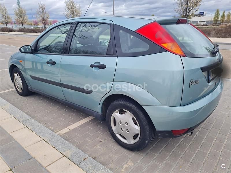 Usado Ford Focus Trend 100 CV (73 kW) 1999 Gris / plata Berlina