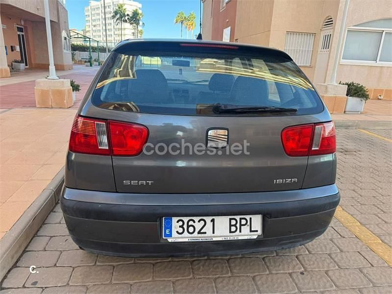 Gris / plata Usado 2001 Seat Ibiza Berlina | 2500 € (Un poco caro) - Imagen 1/4